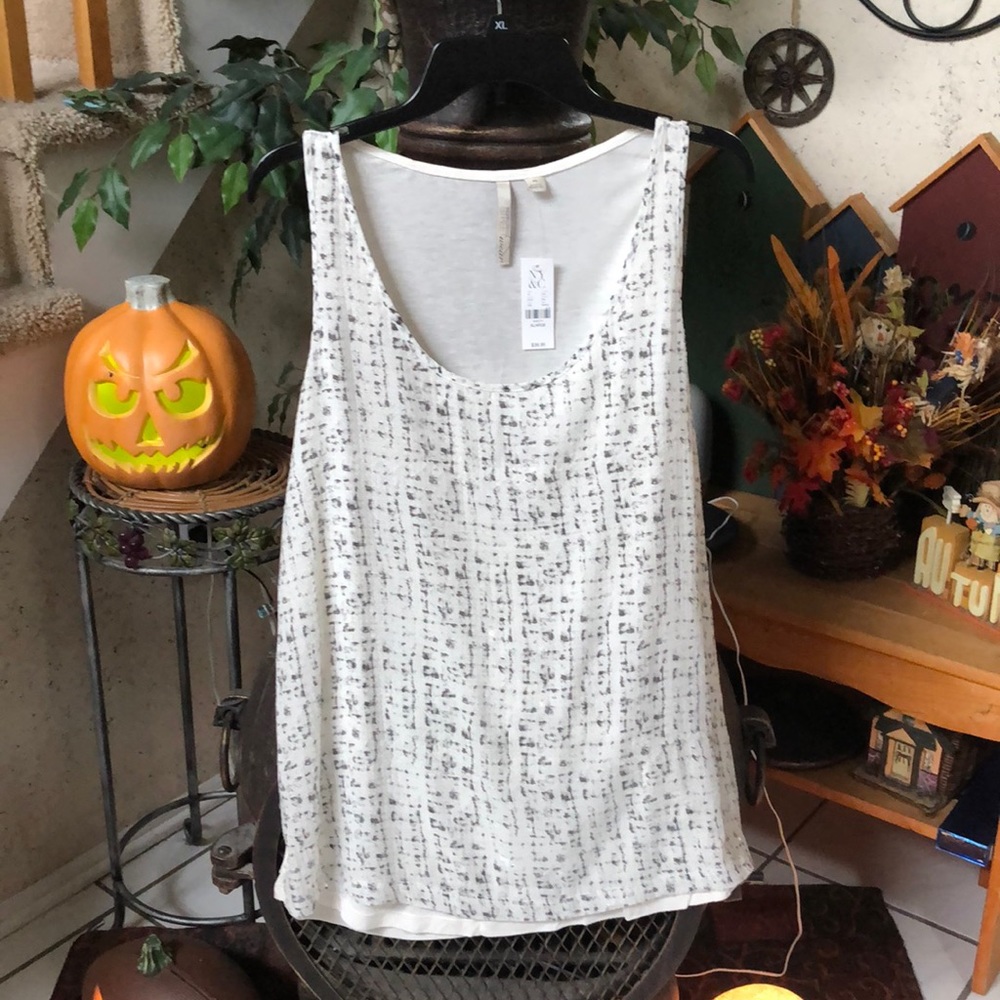 NY & Co NWT Sequined White Top Gray Design